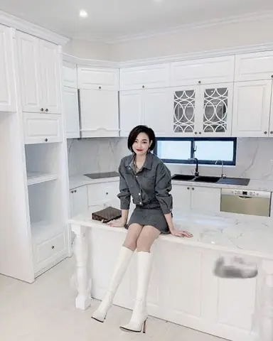 Không Dấn Thân Vào Showbiz Dù Nổi Tiếng, Hotmom Ngọc Mon Giờ Viên Mãn Bên Chồng Và 2 Con Gái.