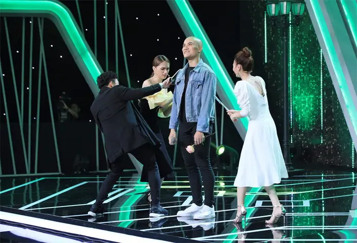 Đức Anh - Chàng Trai Gây Ấn Tượng Với Chiếc Đầu Trọc Tại "người Ấy Là Ai?" Đã Khiến Nhiều Khán Giả Không Cầm Được Nước Mắt. Đức Anh - Chàng Trai Gây Ấn Tượng Với Chiếc Đầu Trọc Tại "người Ấy Là Ai?" Đã Khiến Nhiều Khán Giả Không Cầm Được Nước Mắt.