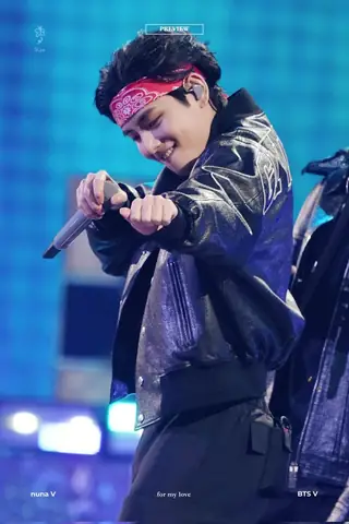 Đi Cùng Bạn Đến Buổi Thử Giọng Cho Big Hit Entertainment. Cơ Duyên Đến Với V Khi Anh Được Công Ty Quan Tâm Và Đề Nghị Thử Sức. Trong Khi Bạn Của Anh Thất Bại, V Thành Công Trở Thành Thực Tập Sinh Của Big Hit Trong Khoảng Ba Năm, Sau Đó Ra Mắt Với Tư Cách Là Thành Viên Bts Vào Năm 2013.