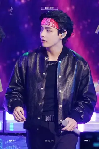 Đi Cùng Bạn Đến Buổi Thử Giọng Cho Big Hit Entertainment. Cơ Duyên Đến Với V Khi Anh Được Công Ty Quan Tâm Và Đề Nghị Thử Sức. Trong Khi Bạn Của Anh Thất Bại, V Thành Công Trở Thành Thực Tập Sinh Của Big Hit Trong Khoảng Ba Năm, Sau Đó Ra Mắt Với Tư Cách Là Thành Viên Bts Vào Năm 2013.