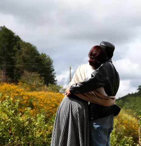 Những Hình Ảnh Cực Kì Ngôn Tình Giữa Nsưt Hoài Linh Và Nữ Ca Sĩ – Diễn Viên Tinna Tình Đã Được Nhà Sản Xuất Phim Mặt Nạ Máu Hé Lộ Tới Khán Giả.