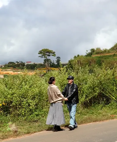 Những Hình Ảnh Cực Kì Ngôn Tình Giữa Nsưt Hoài Linh Và Nữ Ca Sĩ – Diễn Viên Tinna Tình Đã Được Nhà Sản Xuất Phim Mặt Nạ Máu Hé Lộ Tới Khán Giả.