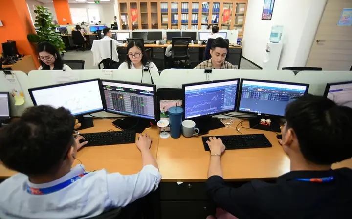 Sếp Bất Động Sản Phát Đạt Gom Cổ Phiếu, Thế Giới Di Động Mua Lại Cổ Phiếu Của Nhân Viên Nghỉ Việc