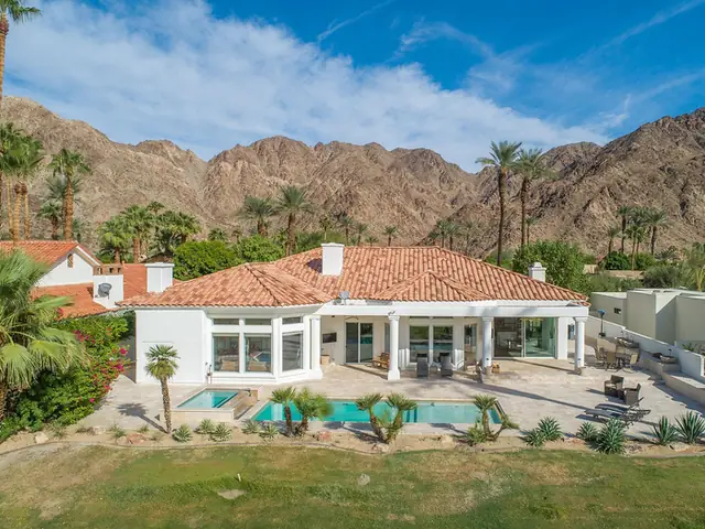 Phil Knight Là Ai? Hành Trình Huyền Thoại Của Nhà Sáng Lập Nike