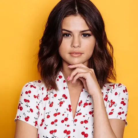Khán Giả Nghi Ngờ Selena Gomez Yêu Đồng Giới Khán Giả Nghi Ngờ Selena Gomez Yêu Đồng Giới