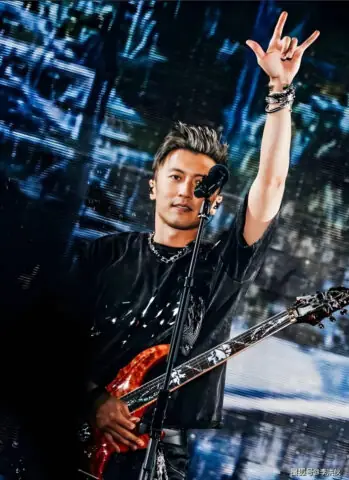 Hành Trình Âm Nhạc: Khởi Đầu Đầy Sóng Gió Và Vinh Quang Hành Trình Âm Nhạc: Khởi Đầu Đầy Sóng Gió Và Vinh Quang