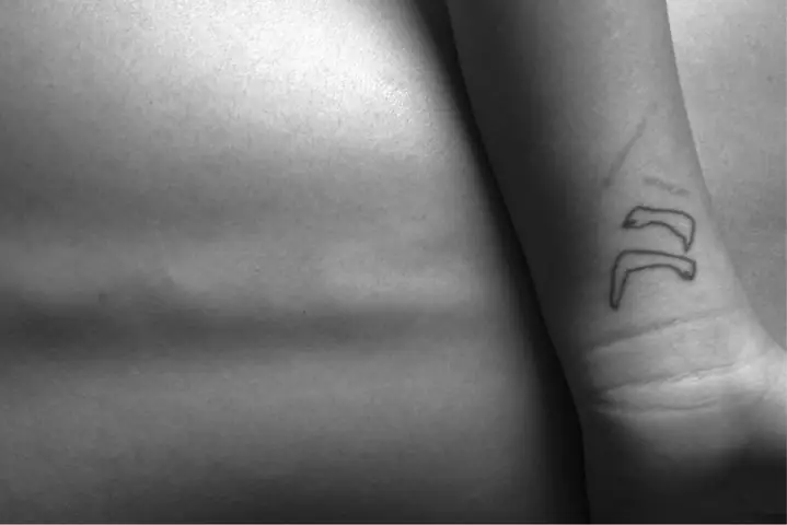 Ba Bức Ảnh Đen Trắng Của Tác Giả Hạnh Thơ, 22 Tuổi, Thể Hiện Các Trải Nghiệm Và Cảm Giác Sống Của Thơ Cùng Bè Bạn Thuộc Series Ảnh Tìm Mình, In Trong Sách