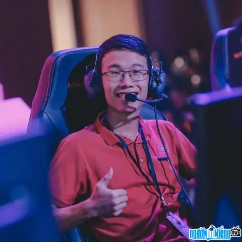 Trung Vladimir Là Ai? Toàn Bộ Tiểu Sử & Sự Nghiệp