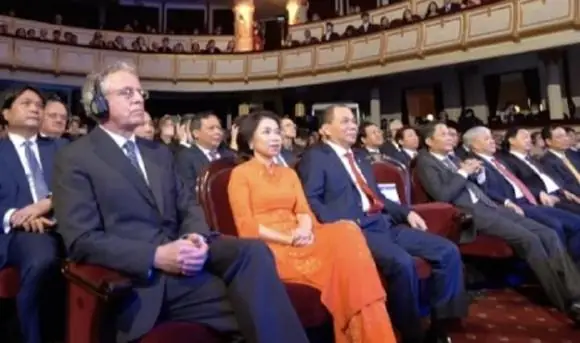 Bà Phạm Thu Hương Chọn Một Cuộc Sống Bình Thường Và Thoải Mái Nhất So Với Khối Tài Sản Của Mình Đang Có. Bà Tập Trung Hỗ Trợ Ông Phạm Nhật Vượng Trong Việc Điều Hành Công Ty.