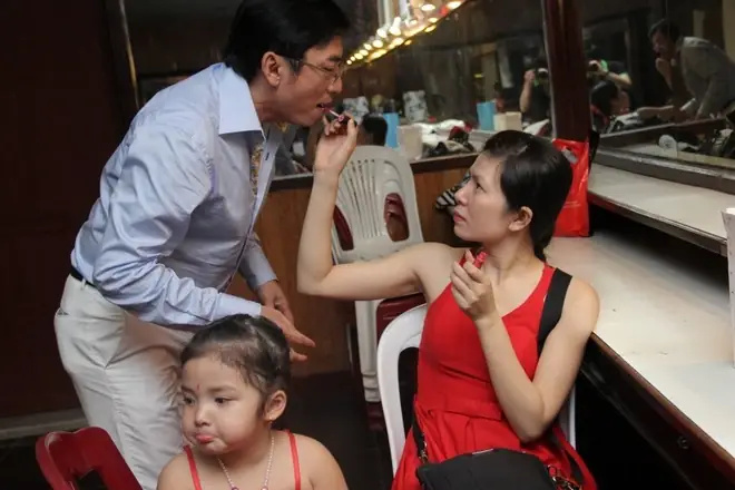 Vợ Ca Sĩ Đình Văn Là Ai? Cuộc Sống Hôn Nhân Và Gia Đình Của Anh