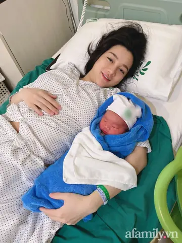 Vợ Hữu Công Là Ai