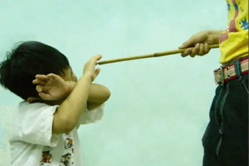 Lột, Xé Quần Áo Để "dạy" Con Là Vi Phạm Pháp Luật