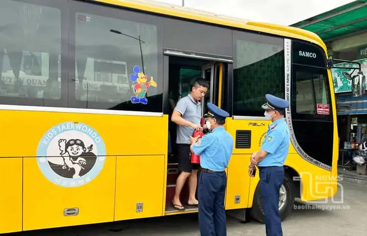 Mẫu Hợp Đồng Vận Chuyển Hành Khách Xe Hợp Đồng 2025